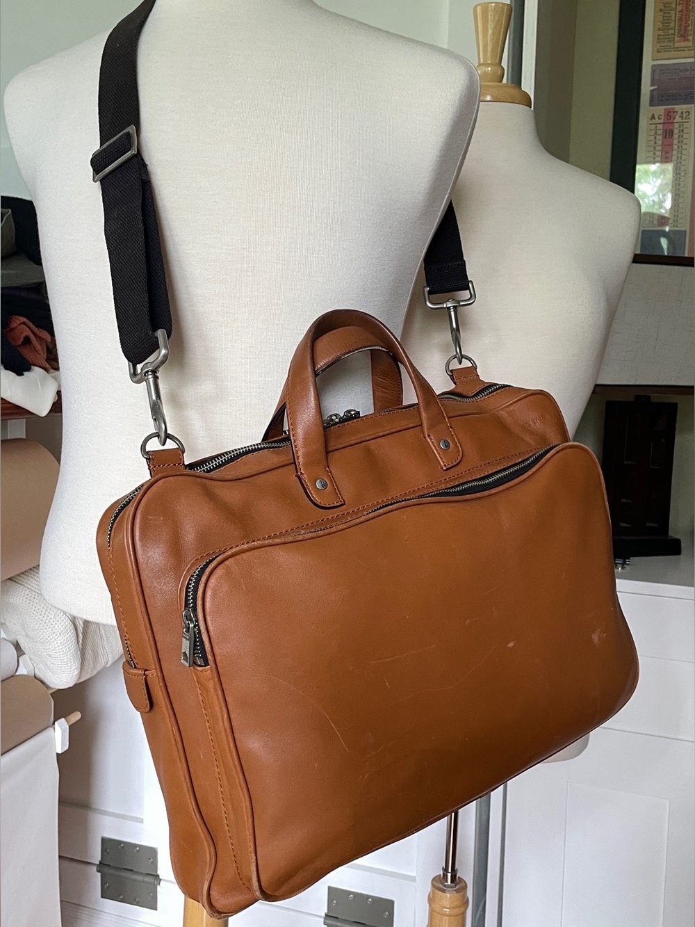 JACK SPADE // men’s cognac brown cow leather slim laptop messenger bag